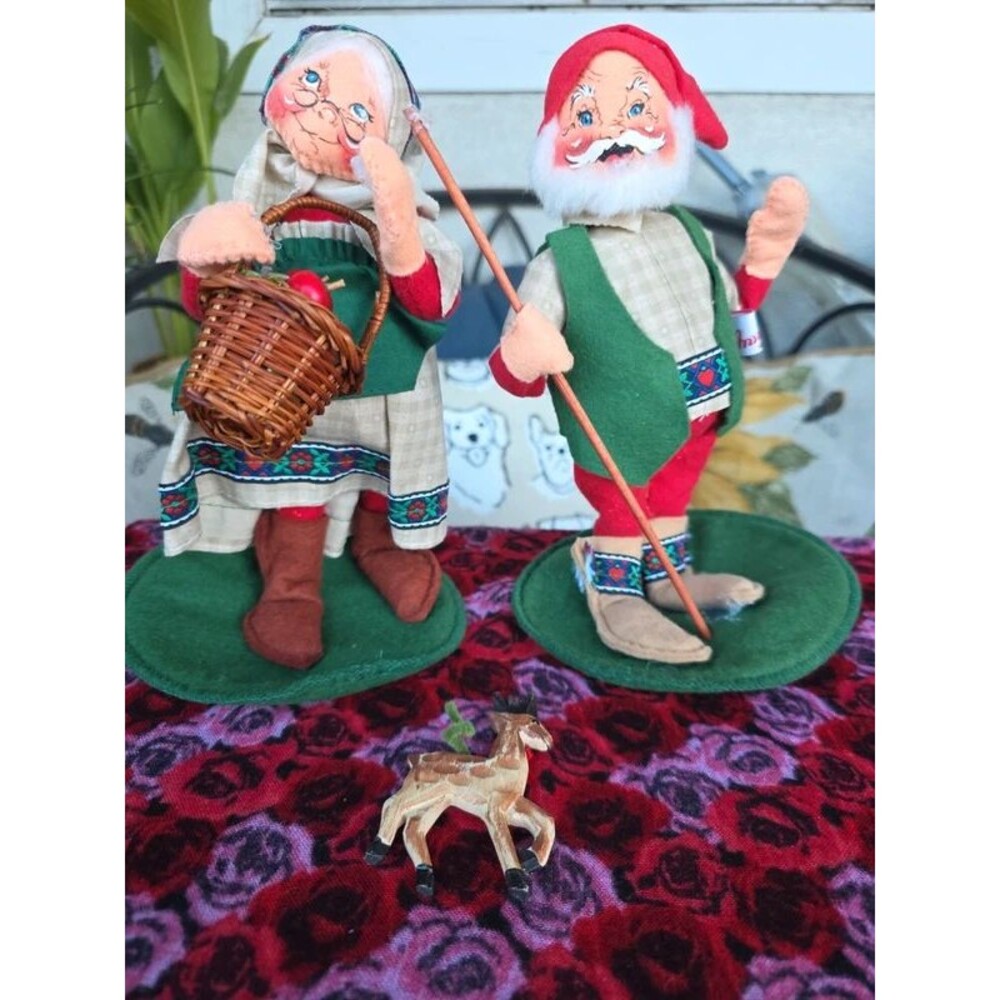 Vintage 1994 Annalee Old World Santa and Mrs Claus Set As Is